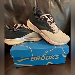 New in Box Brooks Ricochet LE Womens Sneakers